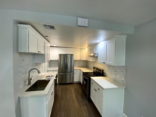 Building Photo - Stylish 2-Bed Apartment