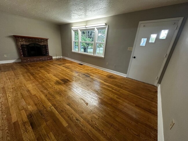 Building Photo - Updated Home with Parking in Radford