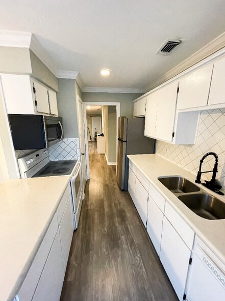 Building Photo - 10725 Sandpiper Ln