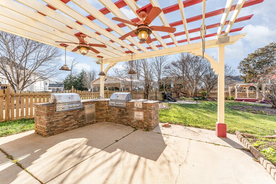 Building Photo - 4332 Southern Oak Dr