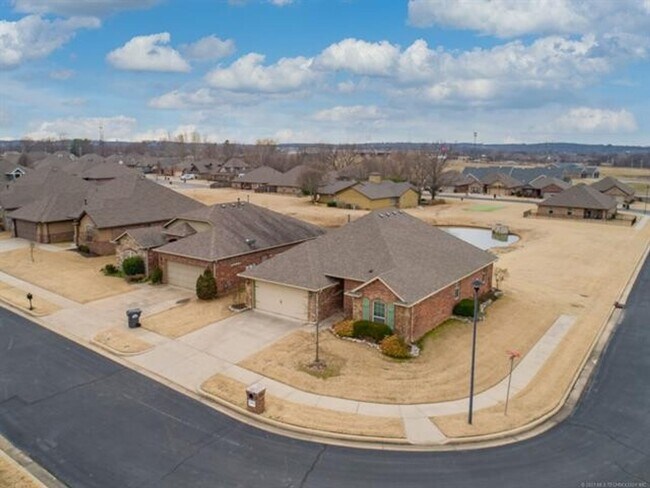 Building Photo - 10724 Masters Cir