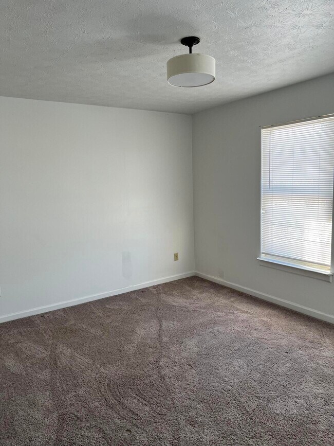 Building Photo - 821 Ridgewood Dr