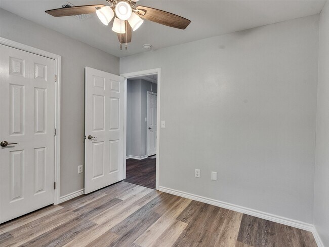 Building Photo - 326 S Bell Dr