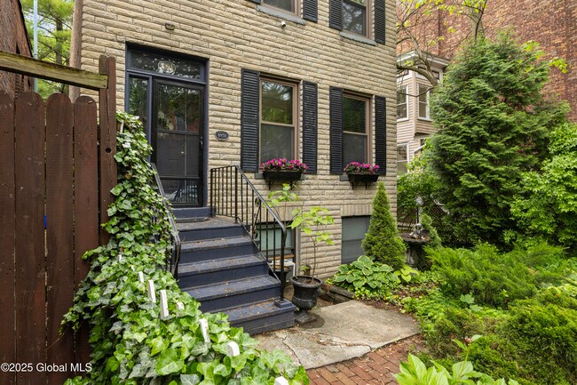 Building Photo - 339A Madison Ave