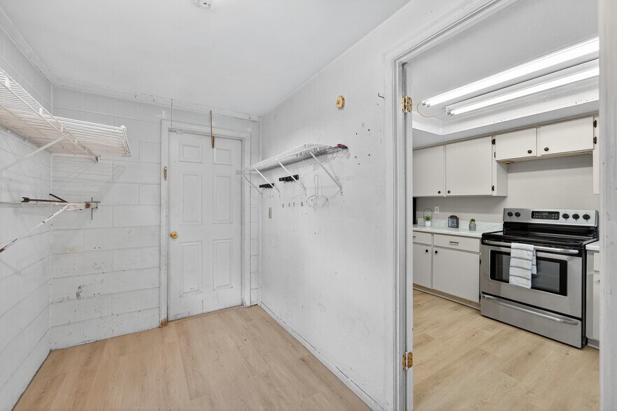Building Photo - 1712 Village Ct