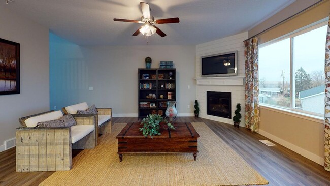 Building Photo - Don't Miss This Former Model Home Rental