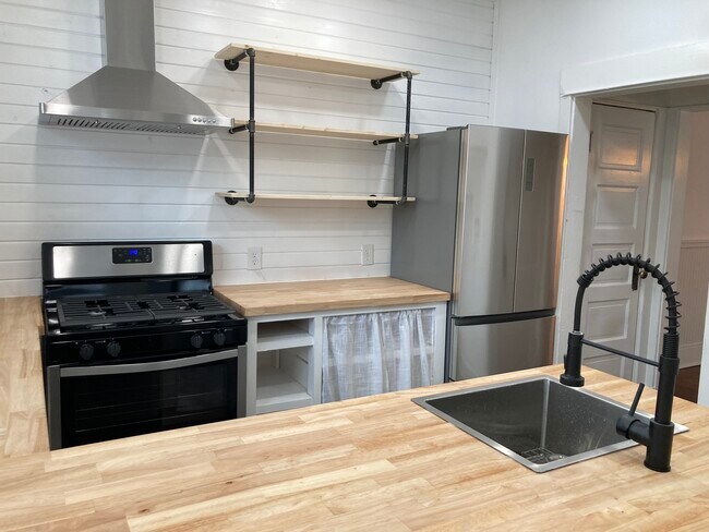 Building Photo - 328 E 12th St