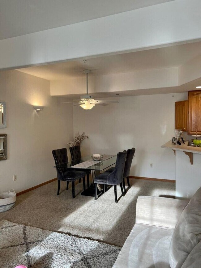 Building Photo - Brookfield Condo for Rent