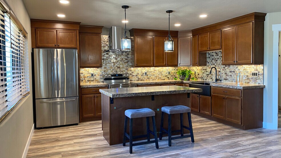 Large Kitchen with island - 1785 Broadway