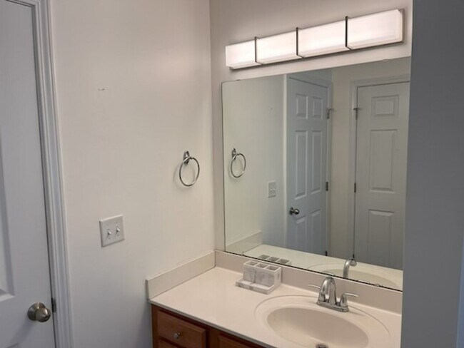 Building Photo - 2 bedroom 2 bath condo located close to beaches, shopping and restaurants