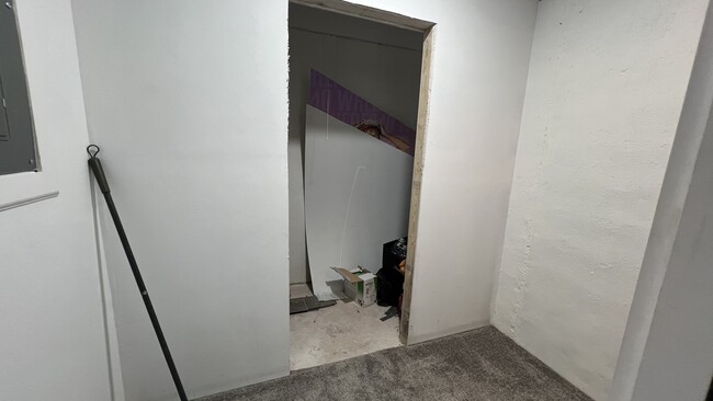 Building Photo - 2 Bedroom 1 Bath Basement Apt (Free Utilit...