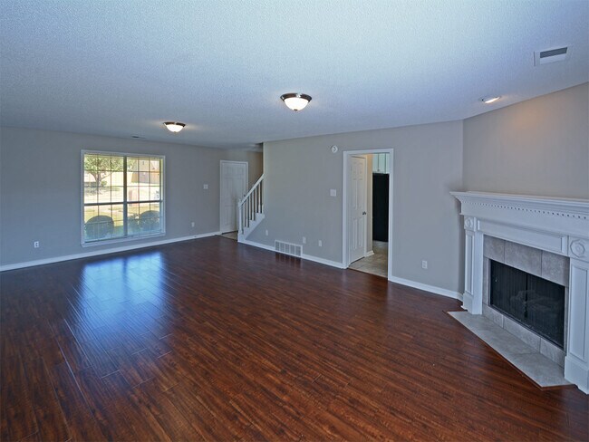 Building Photo - 5 Bed, 3.5 bath over 3300 square feet with 2 master suites near Hacks Cross and 385