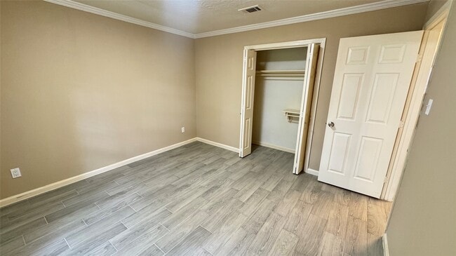 Building Photo - 3303 Glen Spring Dr