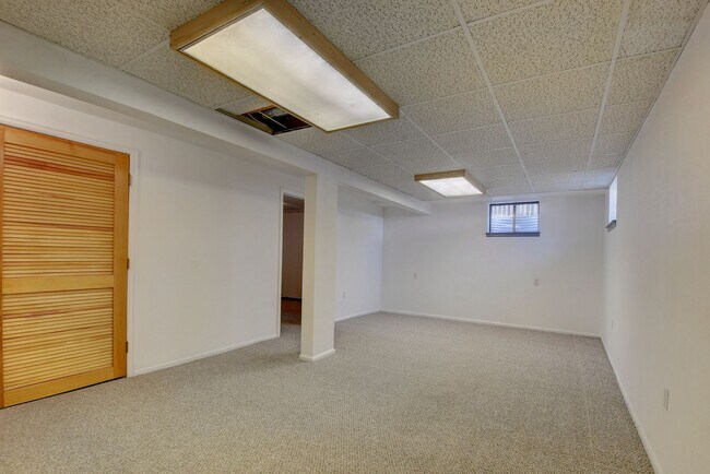 Building Photo - 4 bedroom, 3 bath home with 2 car garage