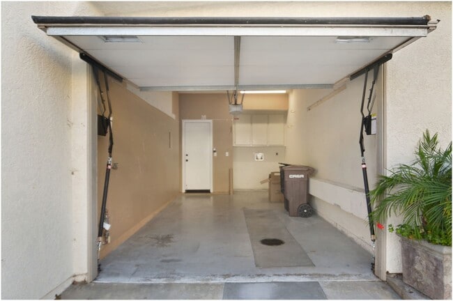 Building Photo - Tennis Villas 2 Bedroom Condo!