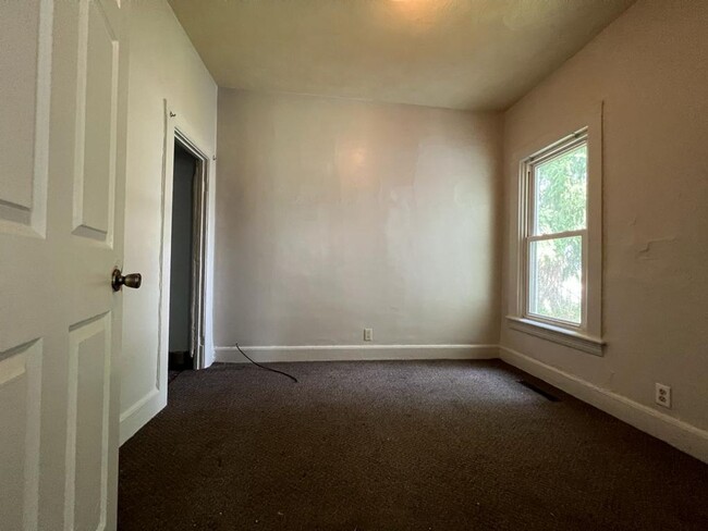 Building Photo - 127 Elm St