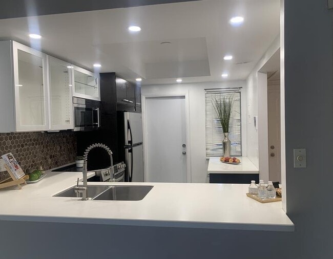 Building Photo - 2801 N Palm Aire Dr