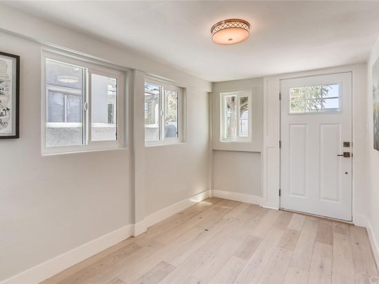 Entry room - 129 E Ave 36
