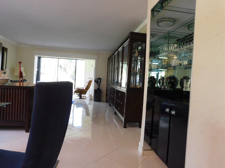 Building Photo - 9285 Vista del Lago