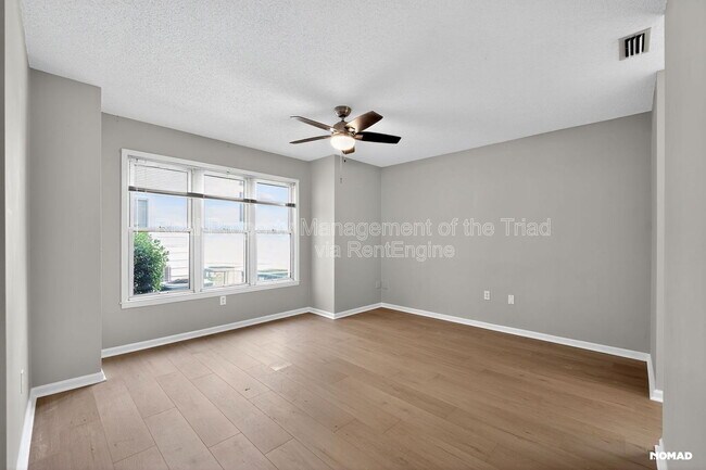 Building Photo - 201 Oakwood Ct