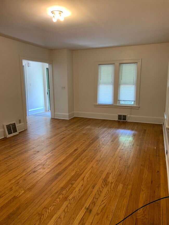 Building Photo - 4 Bedroom 2 Bathroom On the Edge of Dinkyt...