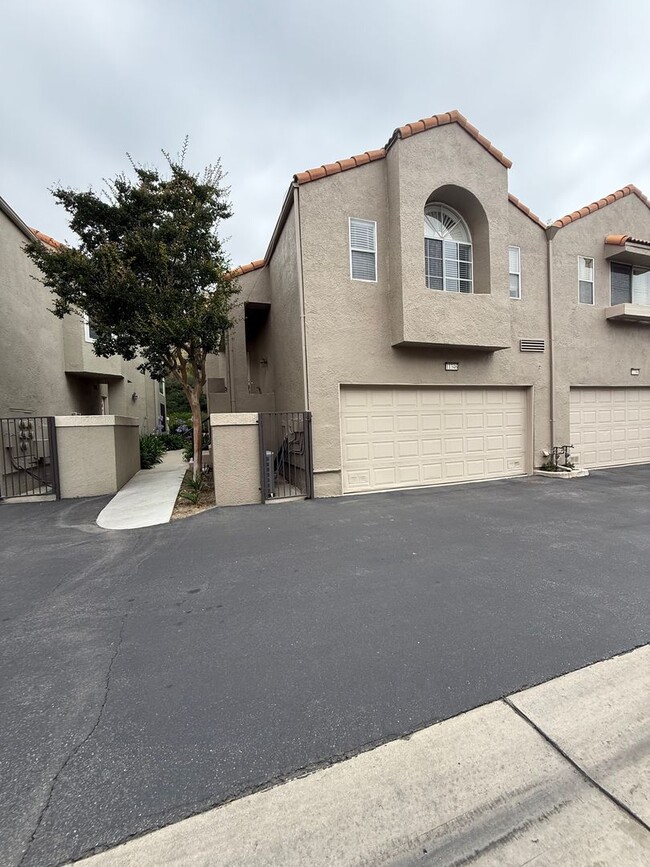 Building Photo - 3 bed, 2 1/2 bath Townhome located in Chat...