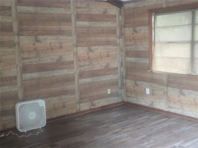 Building Photo - 121 Forest Ln