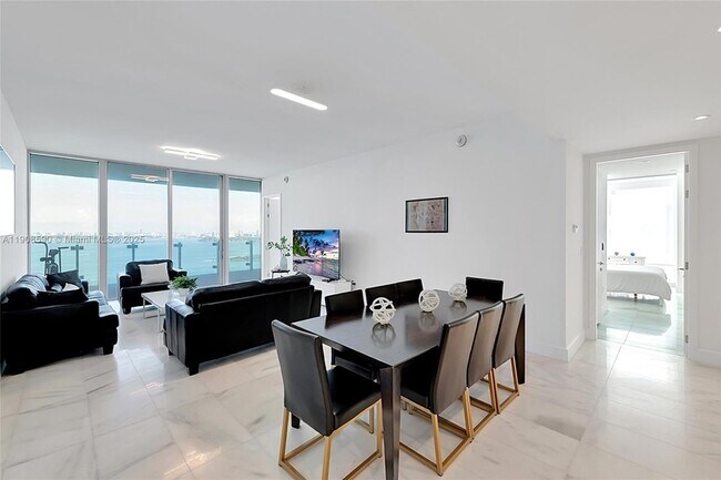 Building Photo - 700 NE 26th Terrace