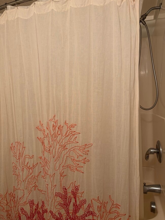 Building Photo - 934 W Shore Dr