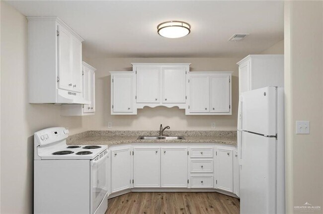 Building Photo - 13 E Stubbs St