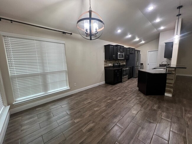 Building Photo - 9914 Rainbow Dr