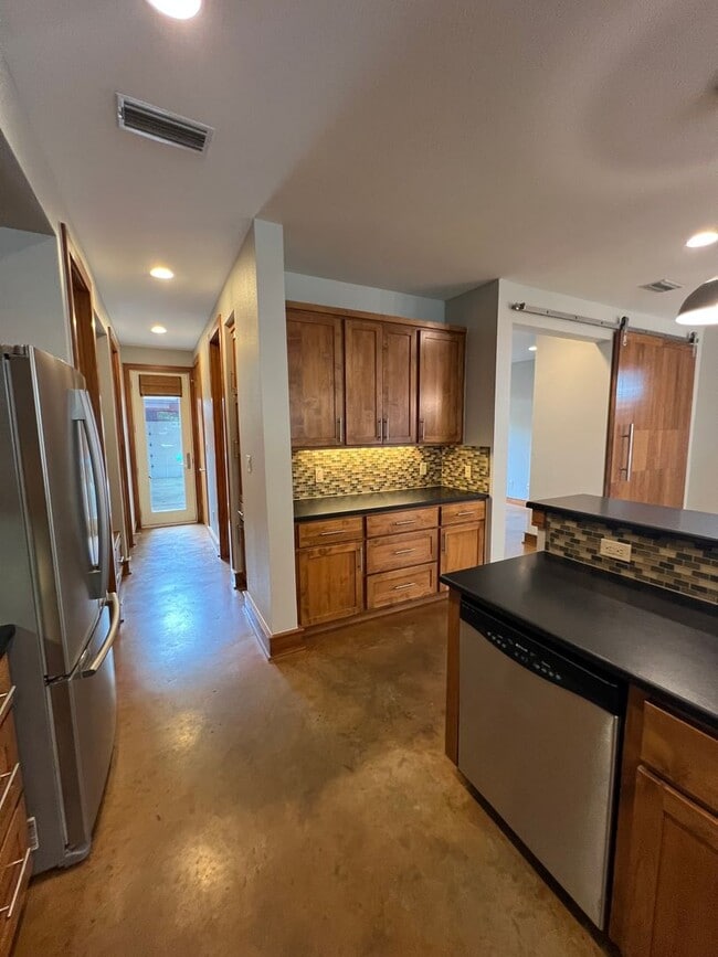 Building Photo - Luxury Home - Close to UT