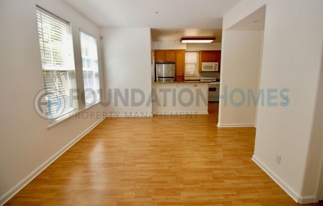 Building Photo - Great Layout, Newer Hamilton Condo - A/C - FOUNDATION -