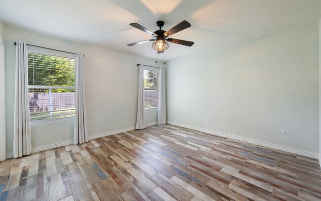 Building Photo - 111 Quail Hollow Dr