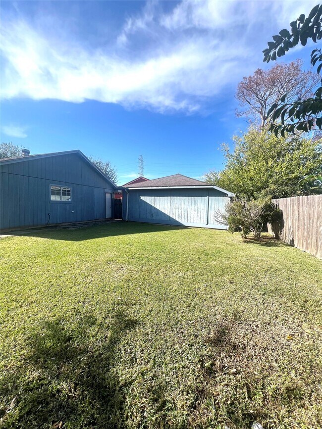 Building Photo - 10515 Sagewind Dr