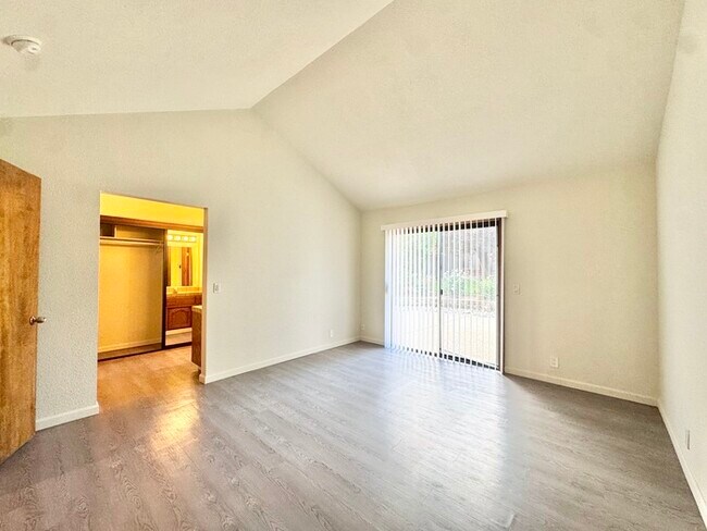 Building Photo - Stunning 3 bedroom 2.5 bathroom home in Folsom with large backyard