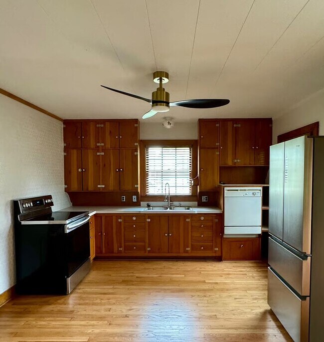 Building Photo - Cute 3 Bedroom 1 Bathroom 1 Car Garage home!!