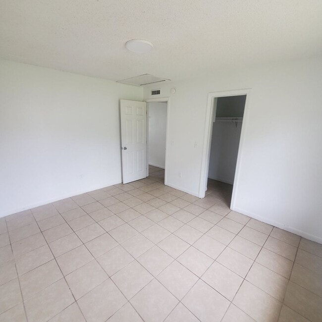 Building Photo - Ernest Dr