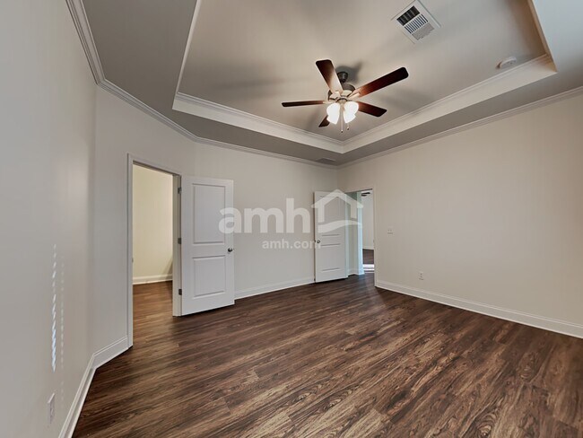 Building Photo - 5275 Valley Dr