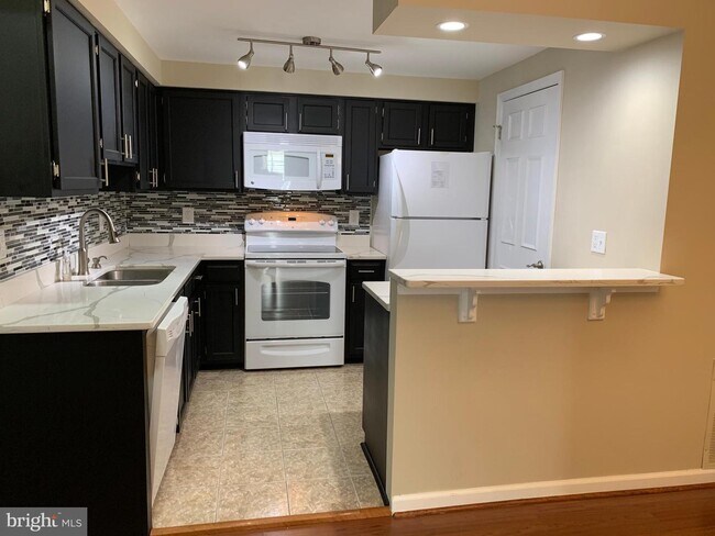 Building Photo - 6084B Essex House Square