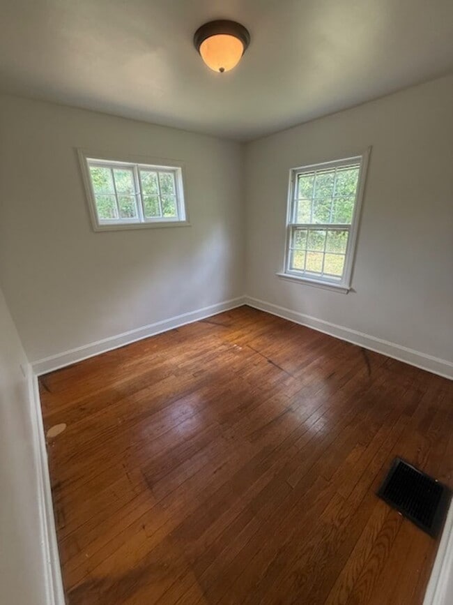 Building Photo - 3 Bedroom 1 Bath Available to Rent for $1,...