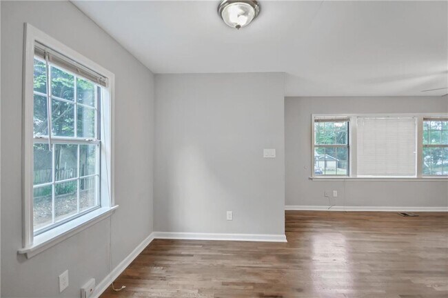 Building Photo - 1877 Sumter St NW