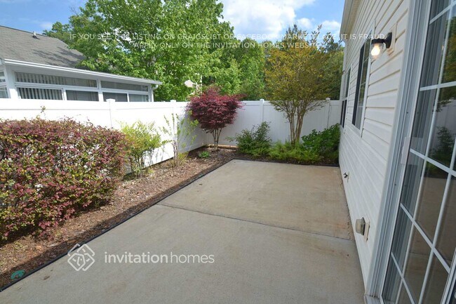 Building Photo - 230 W Oaks Pl