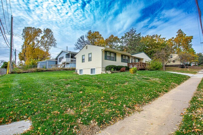 Building Photo - 3 Bedroom / 2 Bath Home with Finished Basment and Washer/Dryer!