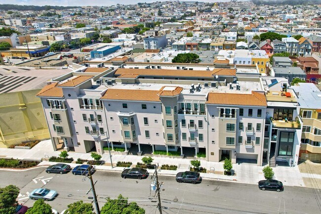 Building Photo - 369 18th Ave