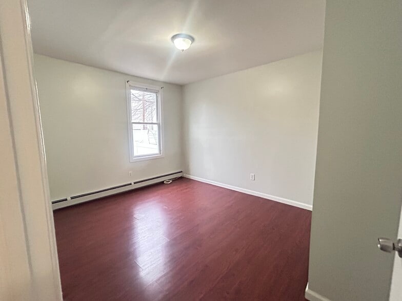 Building Photo - 424 58th St