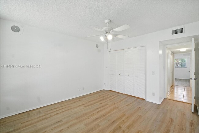 Building Photo - 3850 Oaks Clubhouse Dr
