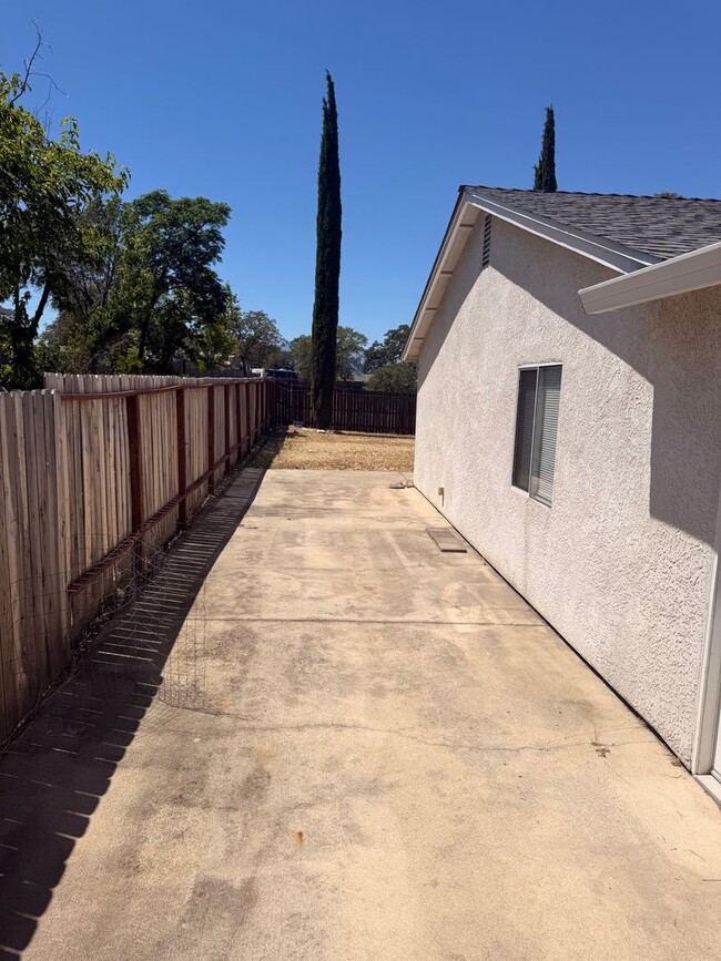 Building Photo - Updated 3-bedroom, 2-bath home in Redding