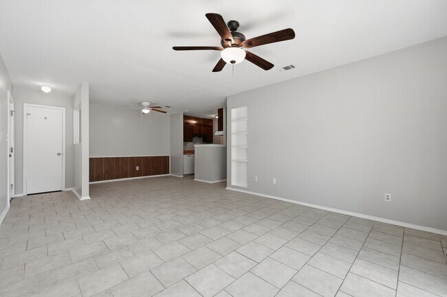 Building Photo - 8160 Stonebrook Dr