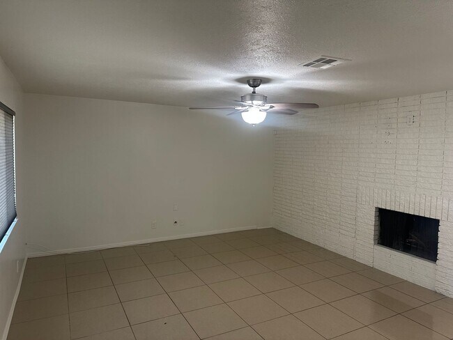 Building Photo - SE!!! Townhouse, Community Pool, Clubhouse...